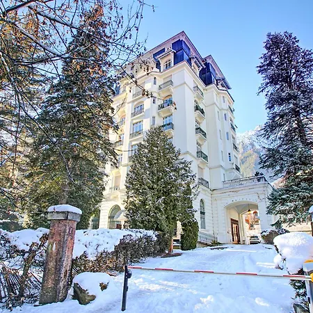 Majestic Near Skiing - Happy